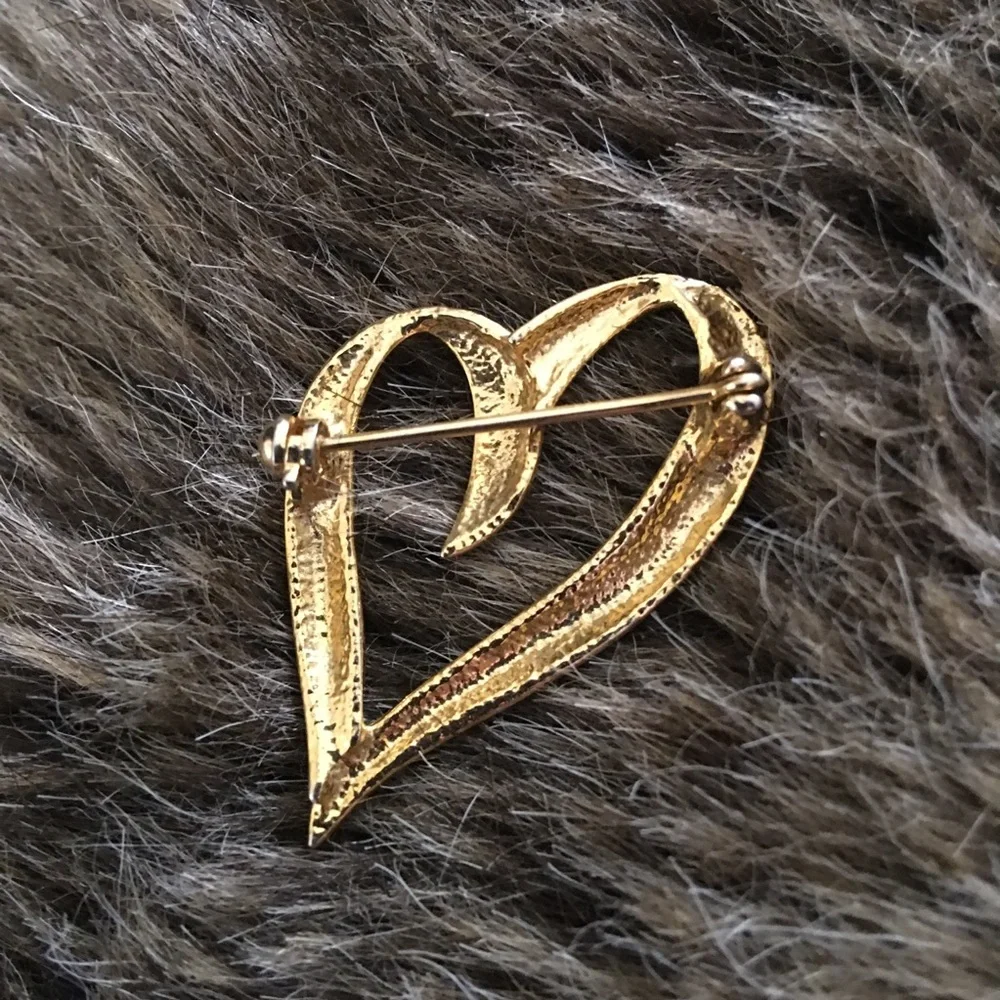 Vintage gold tone rhinestone heart pin brooch